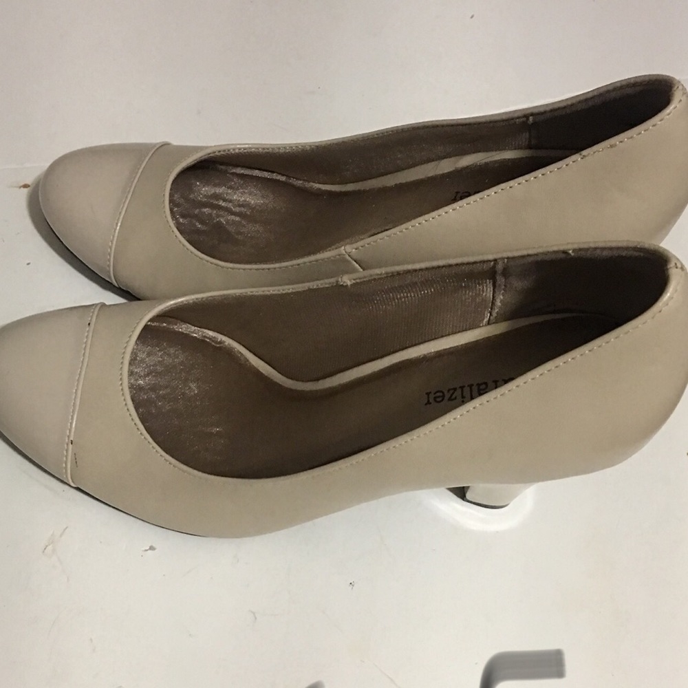 Naturalized Round pumps heels.